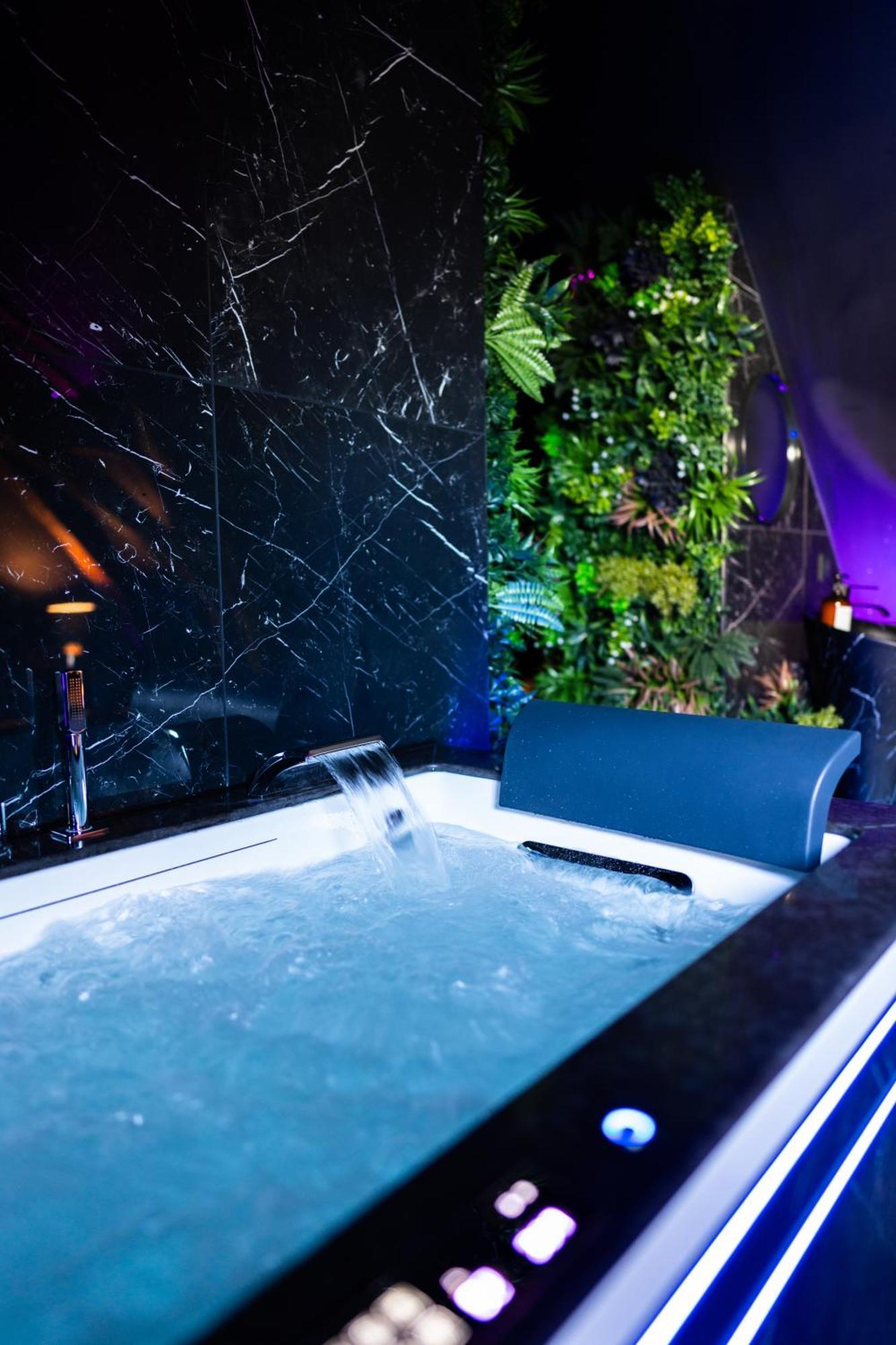 L'Evasion, Romantisme, Volupte & Jacuzzi Saumur Eksteriør bilde